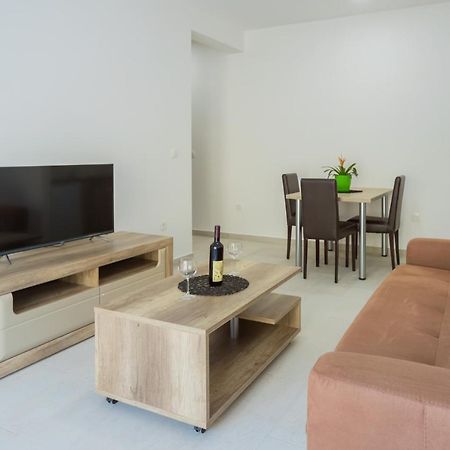 Grejm Lux Family Apartments Petrovac Екстер'єр фото
