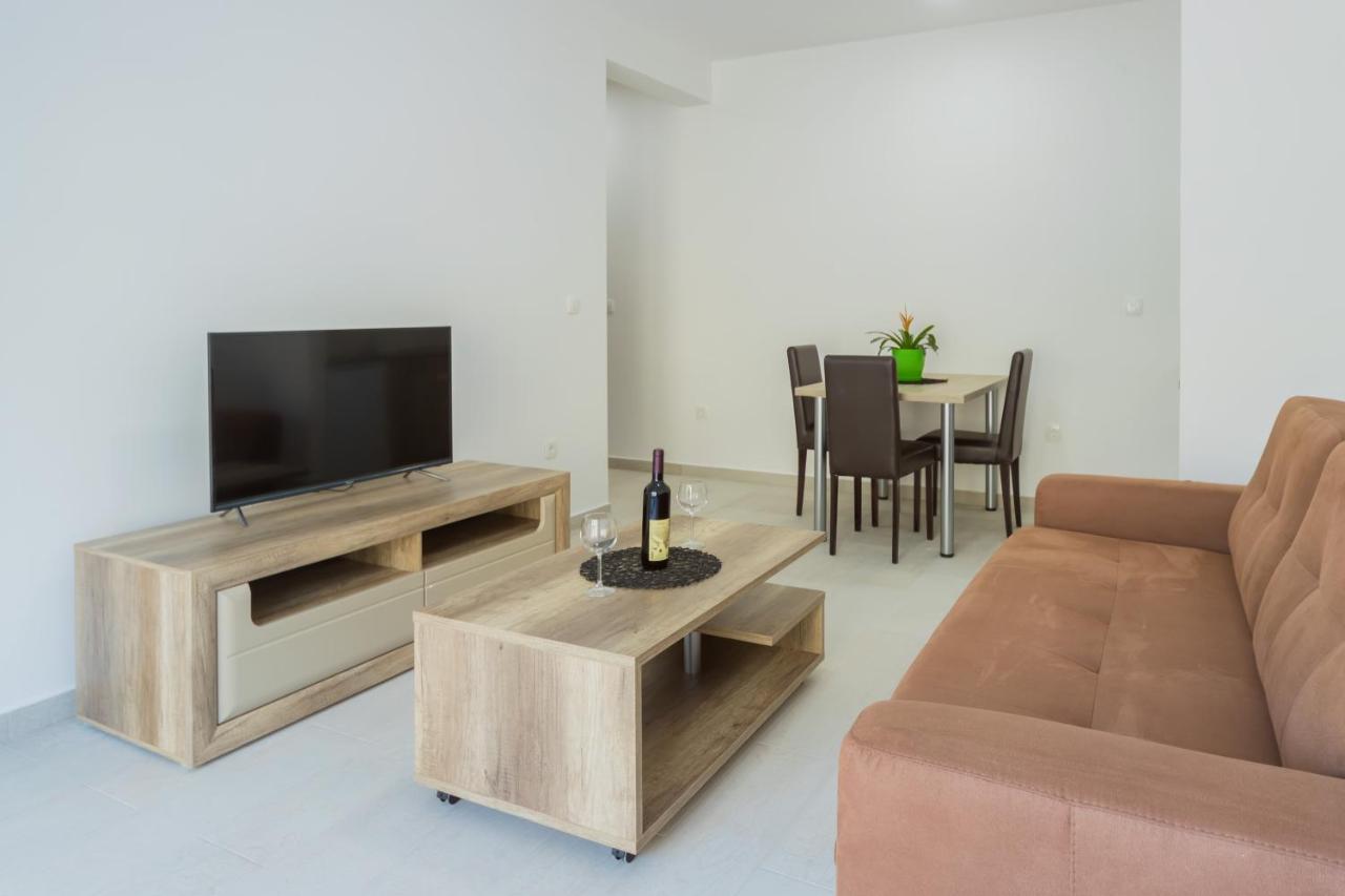 Grejm Lux Family Apartments Petrovac Екстер'єр фото