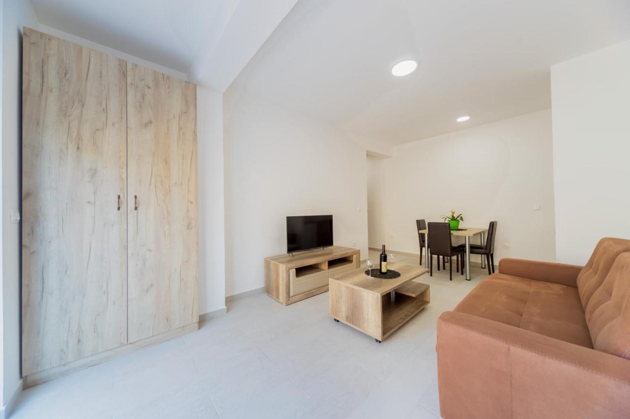 Grejm Lux Family Apartments Petrovac Екстер'єр фото